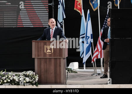 La base aérienne de Hatsor, Israël. 2 avril, 2017. PM Benjamin Netanyahu traite de la parmi les invités de l'air israélienne marque symboliquement l'intégration opérationnelle de David's Sling Air Defence System mis au point sous la supervision du Ministère de la défense d'Israël et l'Agence de défense antimissile des Etats-Unis et d'Israël par Rafael-NOUS Raytheon. Credit : Alon Nir/Alamy Live News Banque D'Images