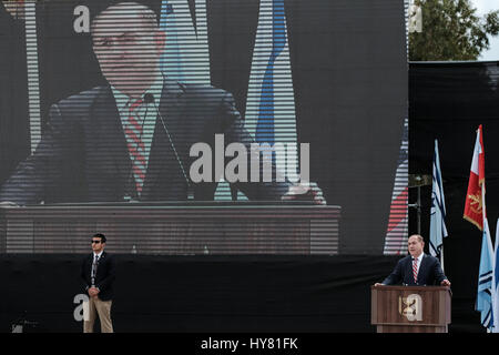 La base aérienne de Hatsor, Israël. 2 avril, 2017. PM Benjamin Netanyahu traite de la parmi les invités de l'air israélienne marque symboliquement l'intégration opérationnelle de David's Sling Air Defence System mis au point sous la supervision du Ministère de la défense d'Israël et l'Agence de défense antimissile des Etats-Unis et d'Israël par Rafael-NOUS Raytheon. Credit : Alon Nir/Alamy Live News Banque D'Images