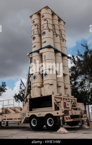 La base aérienne de Hatsor, Israël. 2 avril, 2017. Une flèche lanceur de missiles s'expose à Hatsor base aérienne. L'armée de l'air israélienne a marqué symboliquement l'intégration opérationnelle de David's Sling Air Defence System mis au point sous la supervision du Ministère de la défense d'Israël et l'Agence de défense antimissile des Etats-Unis et d'Israël par Rafael-NOUS Raytheon. Credit : Alon Nir/Alamy Live News Banque D'Images