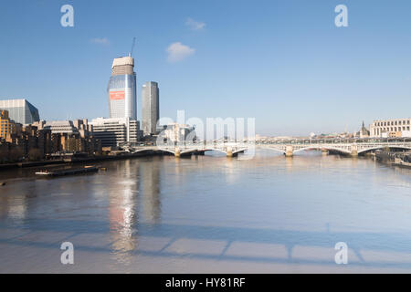 Londres, Royaume-Uni. Le 02 avril 2017. Météo France : Blue Skies sur printemps chaud journée à Londres. Vue sur le pont de Blackfriars comprenant un bâtiment en construction sur blackfriars South Bank. Credit : WansfordPhoto/Alamy Live News Banque D'Images