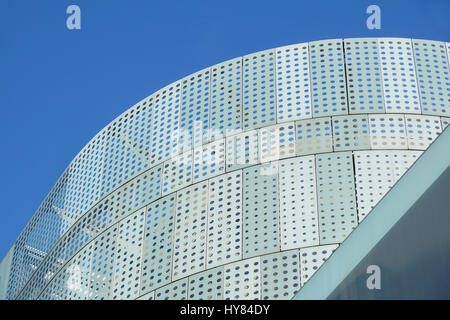 Immeuble de bureaux au design moderne avec toit en panneau de verre Banque D'Images