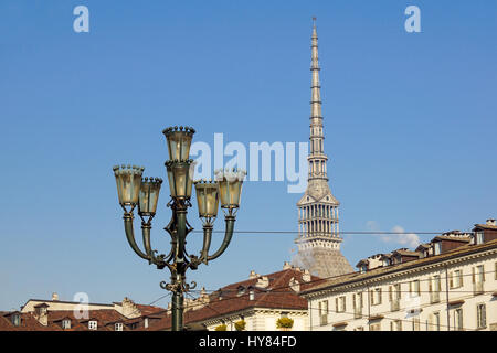 Chef d'un ancien style victorien lampost against a blue sky Banque D'Images