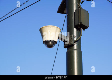 Hi-tech type dôme caméra et un ciel bleu Banque D'Images