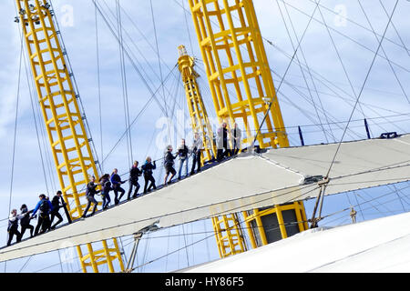 Jusqu'à l'O2, les gens l'ascension du toit du dôme, Millennium Dome, Greenwich, Londres Banque D'Images