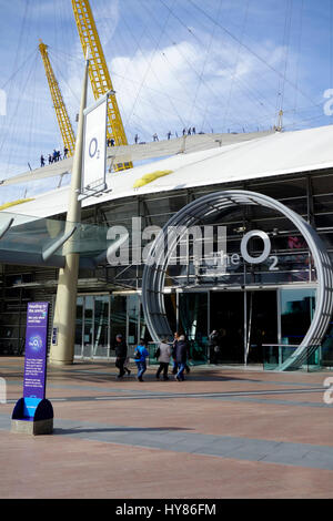 Jusqu'à l'O2, les gens l'ascension du toit du dôme, Millennium Dome, Greenwich, Londres Banque D'Images