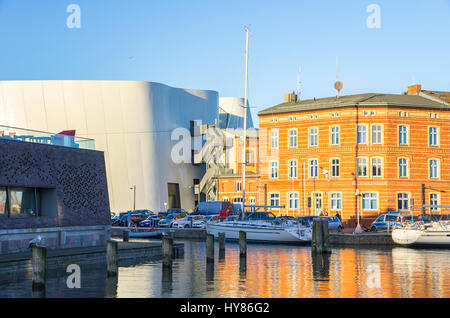 Ozeaneum et poste de police dans le port de la ville hanséatique de Stralsund, Mecklembourg-poméranie, Allemagne. Banque D'Images