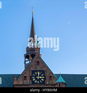 Vue sur le clocher de plus petite taille et de l'horloge pignon de l'église Sainte Marie de la ville hanséatique de Stralsund, Mecklembourg-poméranie, Allemagne. Banque D'Images