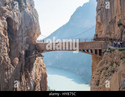 'El Caminito del Rey' (petit chemin du roi), pays le plus dangereux au sentier rouvert en mai 2015. Ardales (Malaga, Espagne). Banque D'Images