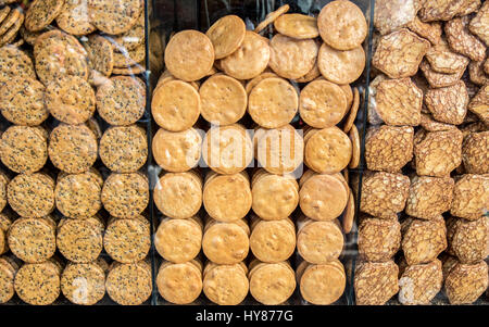 Senbei craquelins de riz au shop, Tokyo, Japon. Banque D'Images