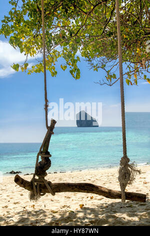 La direction générale de swing vide accroché sur une corde à partir d'un arbre sur la côte de la mer. Swing sur une île tropicale dans la mer d'Andaman. Banque D'Images