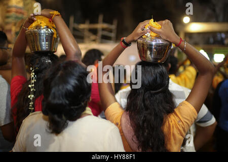 Paal femelle kudam à porteurs Batu Cave temple, Kuala Lumpur Malaisie pendant Thaipusam 2017. Banque D'Images