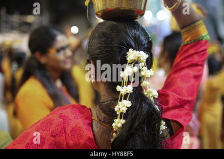 Paal femelle kudam porteurs vêtus de rouge à Batu Cave temple, Kuala Lumpur Malaisie pendant Thaipusam 2017. Banque D'Images