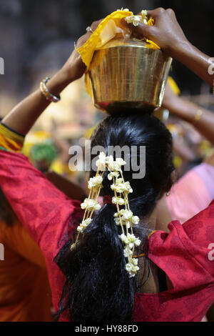 Paal femelle kudam porteurs vêtus de rouge à Batu Cave temple, Kuala Lumpur Malaisie pendant Thaipusam 2017. Banque D'Images