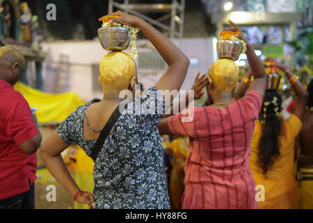 Paal femelle kudam porteurs avec tête rasée à Batu Cave temple, Kuala Lumpur Malaisie pendant Thaipusam 2017. Banque D'Images