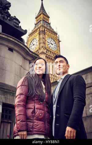 Un jeune couple japonais visiter Londres Banque D'Images