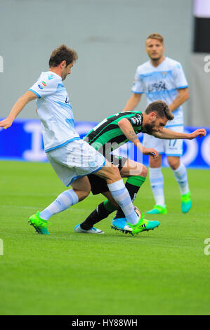 Domenico Berardi, Sassuolo et l'avant de l'équipe nationale d'Italie et Senad Lulic S.S.Lazio le milieu de la lutte pour le ballon au cours de la série d'un match de football entre l'US Sassuolo Calcio et S.S. Lazio au Stade Mapei à Reggio Emilia. S.S. Lazio battu par 2 à 1 contre US Sassuolo (photo de Massimo Morelli / Pacific Press) Banque D'Images