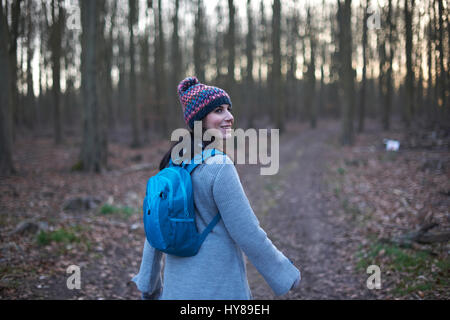 Une femme sur une promenade dans les bois Banque D'Images