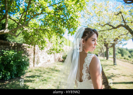 Bénéficiant d'une mariée le jour de son mariage au soleil Banque D'Images