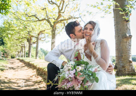 Une femme et un homme profiter de leur jour de mariage Banque D'Images