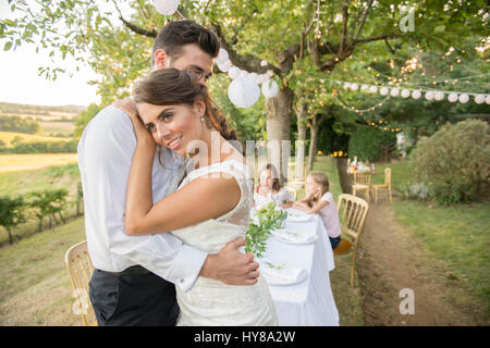 Une femme et un homme s'amuser à un mariage à l'extérieur Banque D'Images