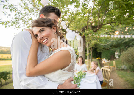 Une femme et un homme s'amuser à un mariage à l'extérieur Banque D'Images