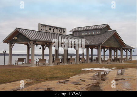 Clayton, New York, USA. Le 29 mars 2017 . Petite plage publique et gazebo dans Clayton, New York surplombe le fleuve Saint-Laurent et les milliers d'Isla Banque D'Images