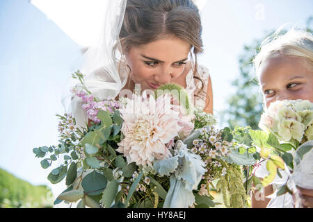 La mariée et sa demoiselle d'jeunes avec leurs bouquets Banque D'Images