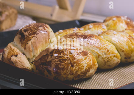 Des petits pains chauds pain artisanal joliment décorées du four, refroidissement Banque D'Images