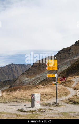 Franace, la frontière franco-suisse entre le marqueur le Tour et trient sur la Haute Route. Banque D'Images