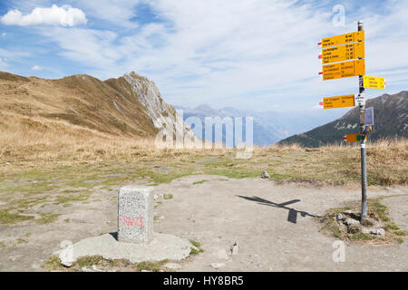 Franace, la frontière franco-suisse entre le marqueur le Tour et trient sur la Haute Route. Banque D'Images