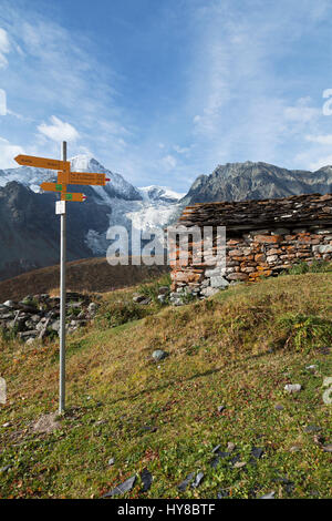 Refuge de montagne avec du Glacier d'Arolla dans le contexte de la Haute Route. Banque D'Images