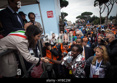 Rome, Italie. 09Th avr, 2017. 02 avril 2017 Rome porteur ; participer à la 23e édition du Marathon de Rome, avec la toile de l'ancien Colisée, à Rome. le maire de Rome Photo Credit : Andrea Raggi Virginie Ronchini/Pacific Press/Alamy Live News Banque D'Images