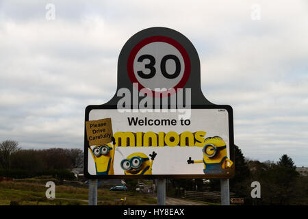 Sbires - 2 décembre : signer pour village de larbins, montrant des personnages de film. Bodmin Moor, Cornwall, Royaume-Uni le 2 décembre 2016 à Minions Banque D'Images