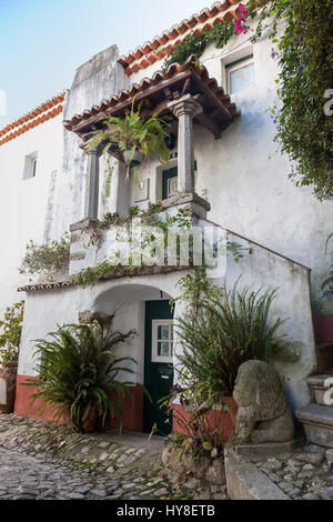 Obidos, Portugal : Maison rustique dans le vieux village. Banque D'Images