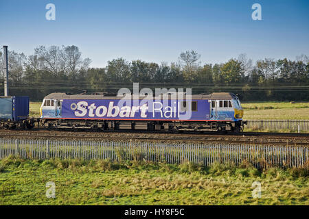 Stobart Rail, en livrée (DBS), classe 92, 92017 Bart 'le moteur' à Winwick junction. Banque D'Images