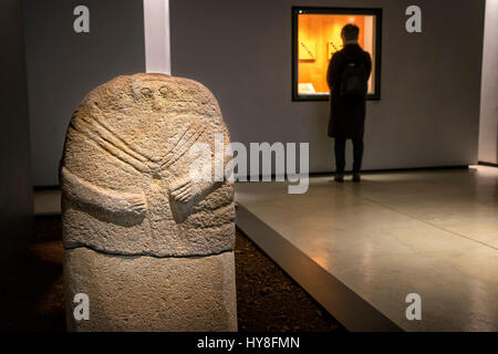 La France, l'Aveyron, à Rodez, le Musée Fenaille, statues menhirs. Banque D'Images