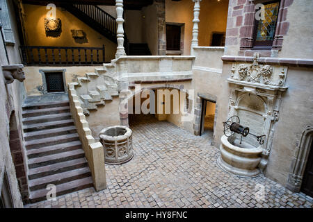 La France, l'Aveyron, à Rodez, l'hôtel de Jouery, le Musée Fenaille, la cour intérieure. Banque D'Images
