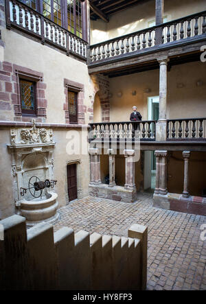 La France, l'Aveyron, à Rodez, l'hôtel de Jouery, le Musée Fenaille, la cour intérieure. Banque D'Images