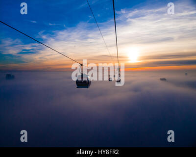 L'Emirates Air Line, au coucher du soleil, au cours de l'inversion cloud 2013 Banque D'Images