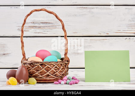 Panier de Pâques et le papier blanc. Bonbons à bois blanc. Banque D'Images