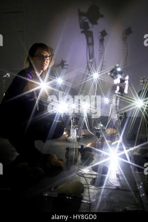 NOTE DE LA RÉDACTION STAR BURST FILTRE UTILISÉ Dr Rocio von Jungenfeld de l'Université du Kent installe un champ de tournesols cybernétique dans la galerie Summerhall au Edinburgh International Science Festival. Le robot agir indépendamment des fleurs, cherchant la lumière, communiquer avec l'autre et l'interaction avec les visiteurs. L'installation sera à l'Edinburgh Summerhall jusqu'au 16 avril. Banque D'Images