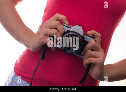 Photo d'un teenage girl holding un vieux film appareil Banque D'Images