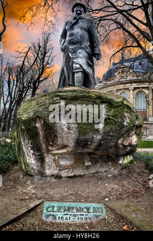 France, Paris, Champs Elisees, Statue de Georges Clemanceau Banque D'Images