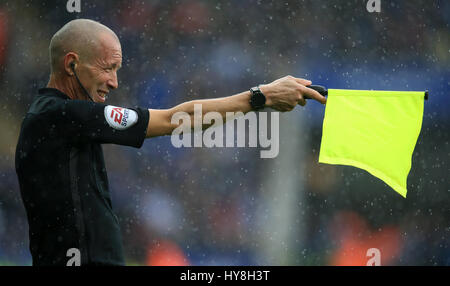 Arbitre assistant Mick McDonough au cours de la Premier League match à la King Power Stadium, Leicester. ASSOCIATION DE PRESSE Photo. Photo date : Samedi 1 Avril 2017. Voir l'ACTIVITÉ DE SOCCER histoire de Leicester. Crédit photo doit se lire : Nigel Français/PA Wire. RESTRICTIONS : EDITORIAL N'utilisez que pas d'utilisation non autorisée avec l'audio, vidéo, données, listes de luminaire, club ou la Ligue de logos ou services 'live'. En ligne De-match utilisation limitée à 75 images, aucune émulation. Aucune utilisation de pari, de jeux ou d'un club ou la ligue/dvd publications. Banque D'Images