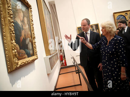 La duchesse de Cornouailles s'affiche autour du Dr Eike Schmidt, directeur de la Galerie des Offices, au cours d'une visite au corridor de Vasari à Florence, Italie. Banque D'Images