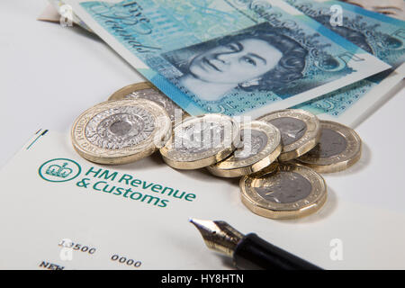 Nouvelles pièces livre £1, £2 et £5 pièces livre livre des notes sur un document des Douanes et revenus HM Banque D'Images