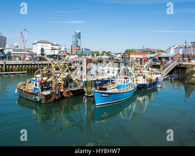 Bateaux de pêche dans le port de Portsmouth Banque D'Images