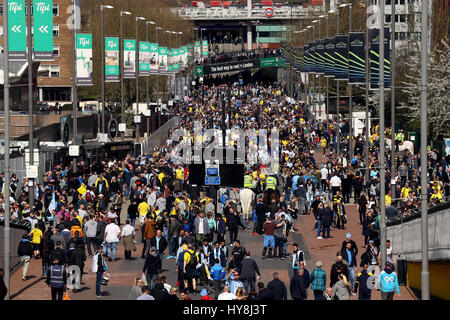 Fans sur Wembley loin devant les Checkatrade en finale du Trophée au stade de Wembley, Londres. Banque D'Images