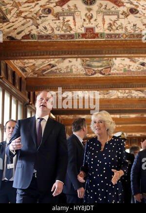 La duchesse de Cornouailles s'affiche autour du Dr Eike Schmidt, directeur de la Galerie des Offices, au cours d'une visite au corridor de Vasari à Florence, Italie. Banque D'Images