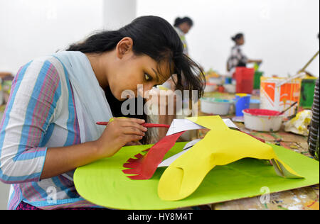 DHAKA, BANGLADESH - 02 avril, 2017 : les étudiants du Bangladesh de l'Institut des beaux-arts de l'Université de Dacca en touche finale à donner le papier coloré Banque D'Images